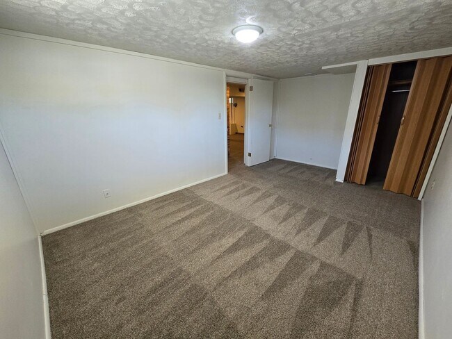 Building Photo - Beautiful North Side Home! Available Now!