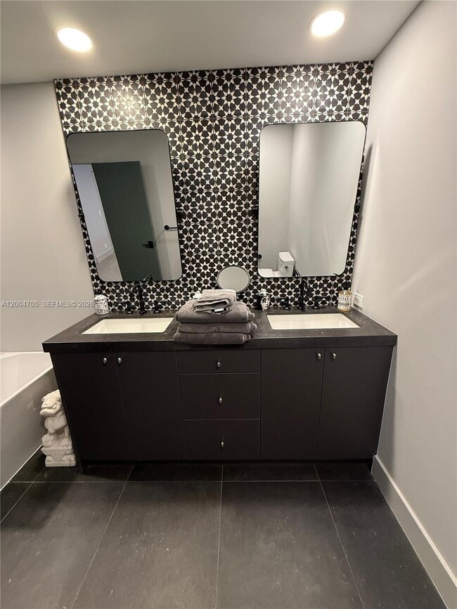 Building Photo - 1304 Stratford St