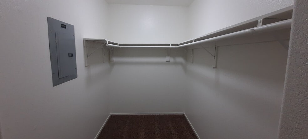 Building Photo - 4430 E Van Buren Ave