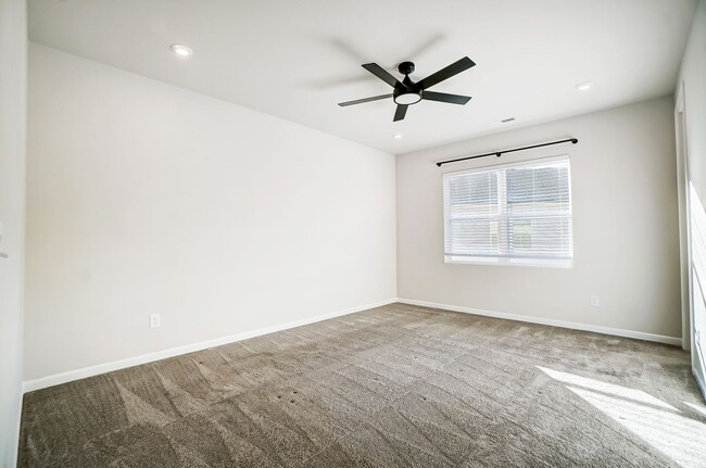 Building Photo - Move-in Ready Modern Townhome!!