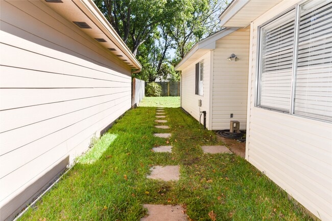 Building Photo - 8558 Laurel Trails Dr