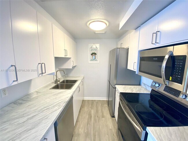 Building Photo - 1185 Marseille Dr