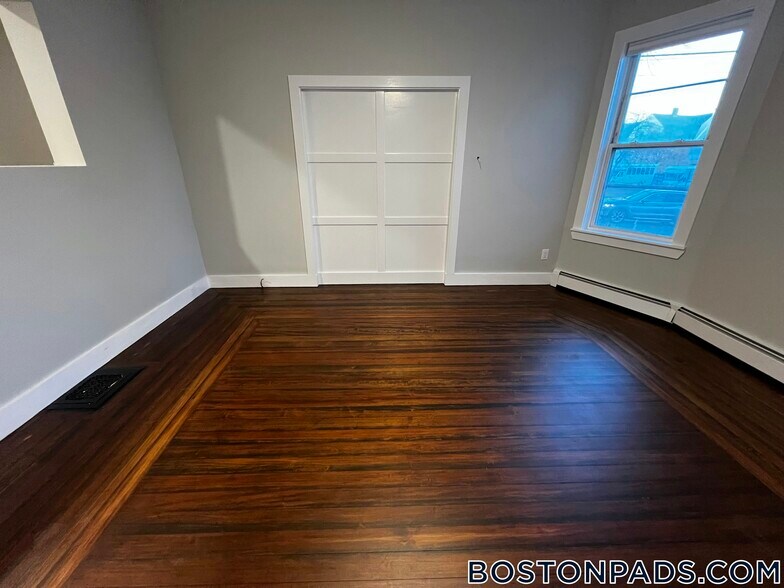 Building Photo - 158 Holland St