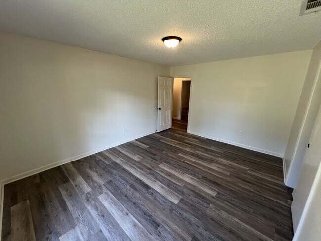 Building Photo - Newly renovated Single-Family Home in Shenandoah Estates Subdivision!