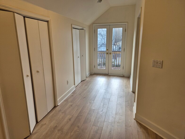 Building Photo - 584 Seminole Ave NE