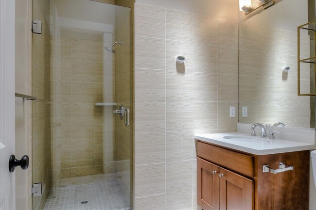 Building Photo - Completely Renovated Top Floor Unit in Victorian + Laundry in unit+ Contact for showing schedule!