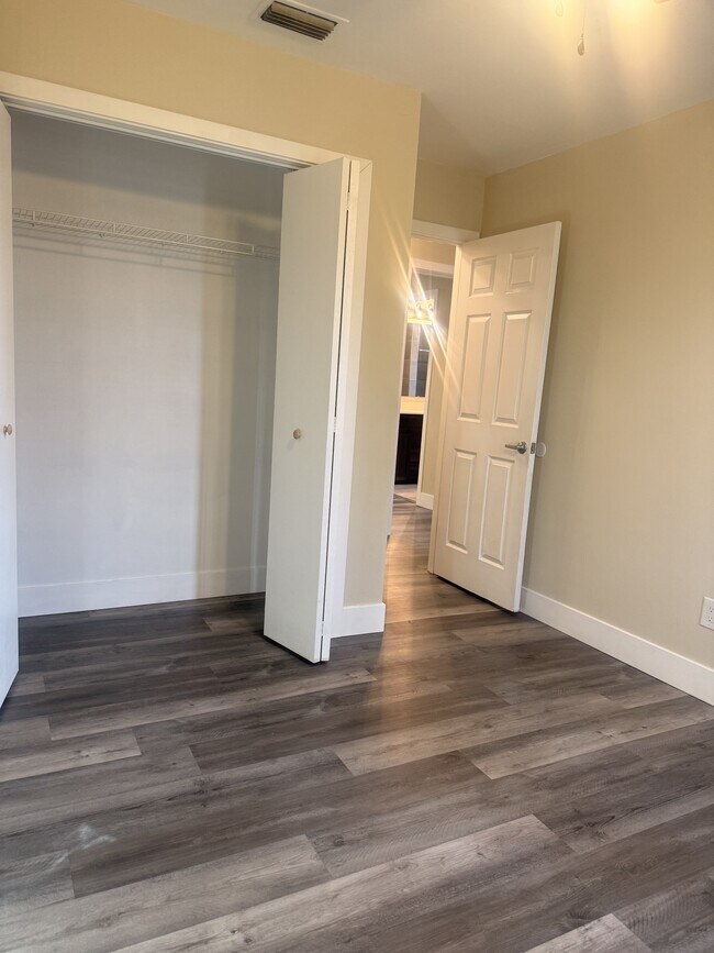 Building Photo - 1949 Arlington Arch Dr