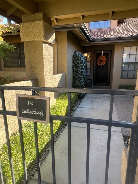 Building Photo - 2520 Beatrice Ln