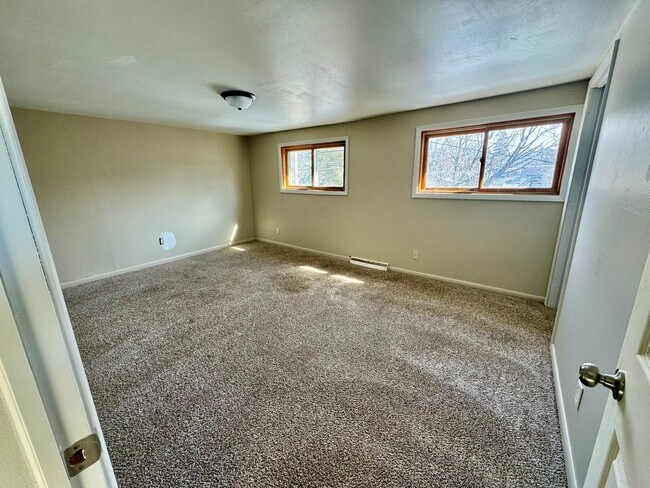 Building Photo - 4 Bedroom Single Family House