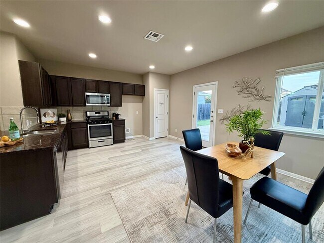 Building Photo - 202 Mossycup Dr