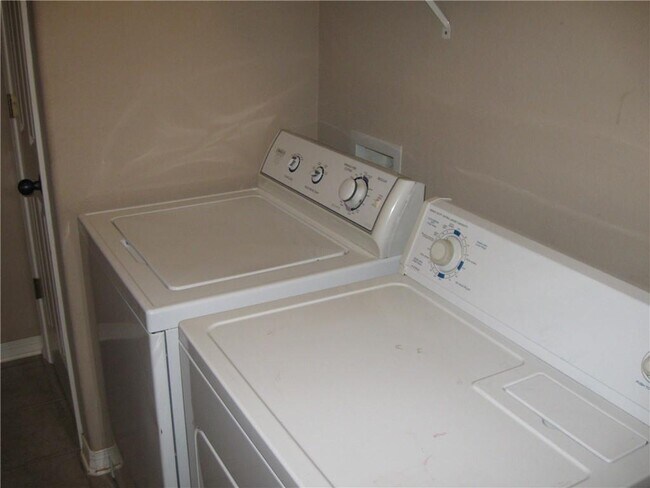 Building Photo - 220 Beasley Dr