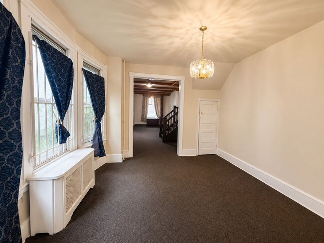 Building Photo - Spacious 6-Bedroom Rental in North Philadelphia | Small Dogs Welcome