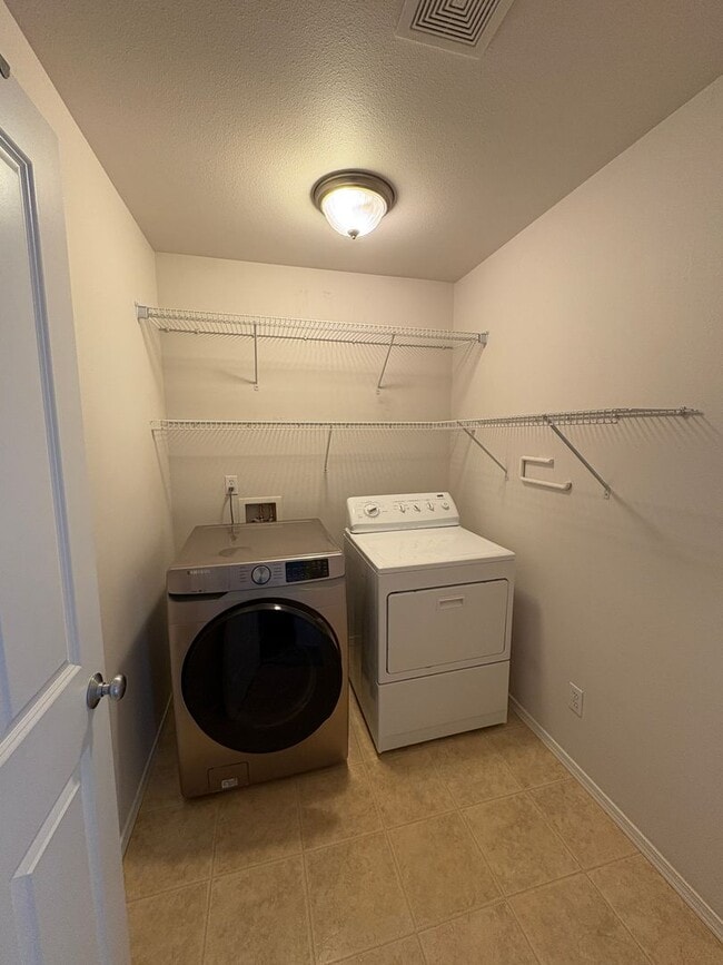 Building Photo - Available now- Beautiful like-new rental i...