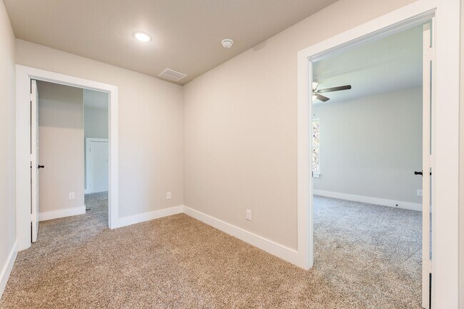 Building Photo - 310 Ditto Ave