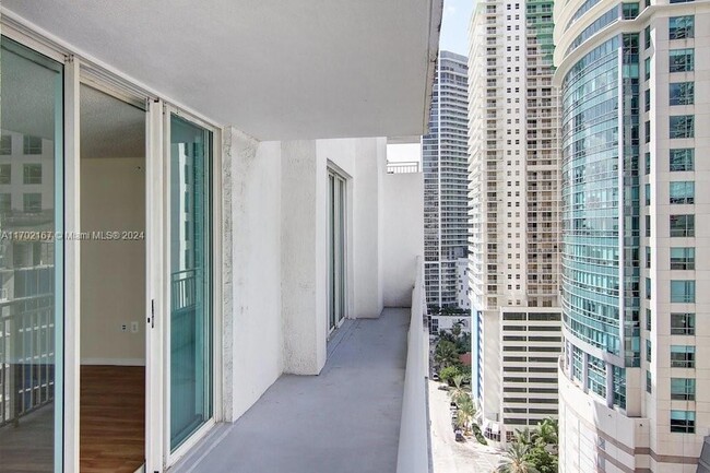 Building Photo - 1111 Brickell Bay Dr