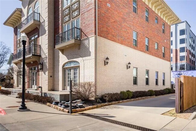 Building Photo - 212 SE A St