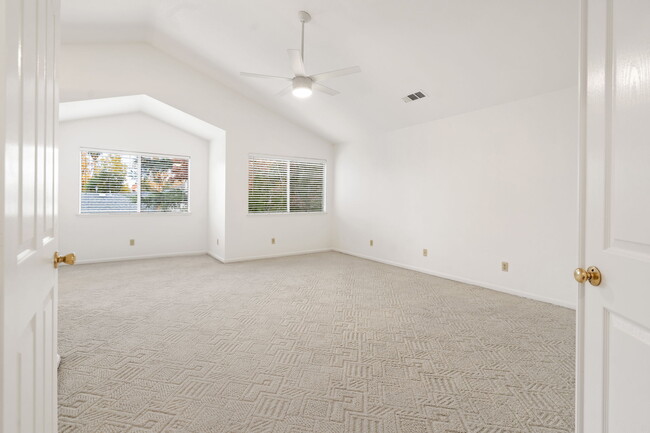 Building Photo - 9120 Acorn Ridge Cir