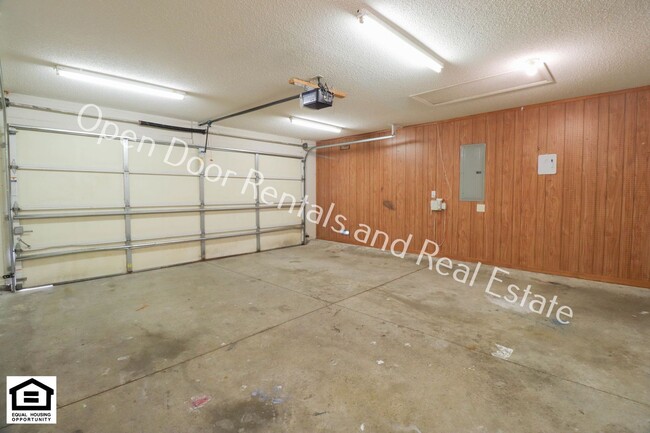 Building Photo - ** $400.00 off first months rent** Great h...