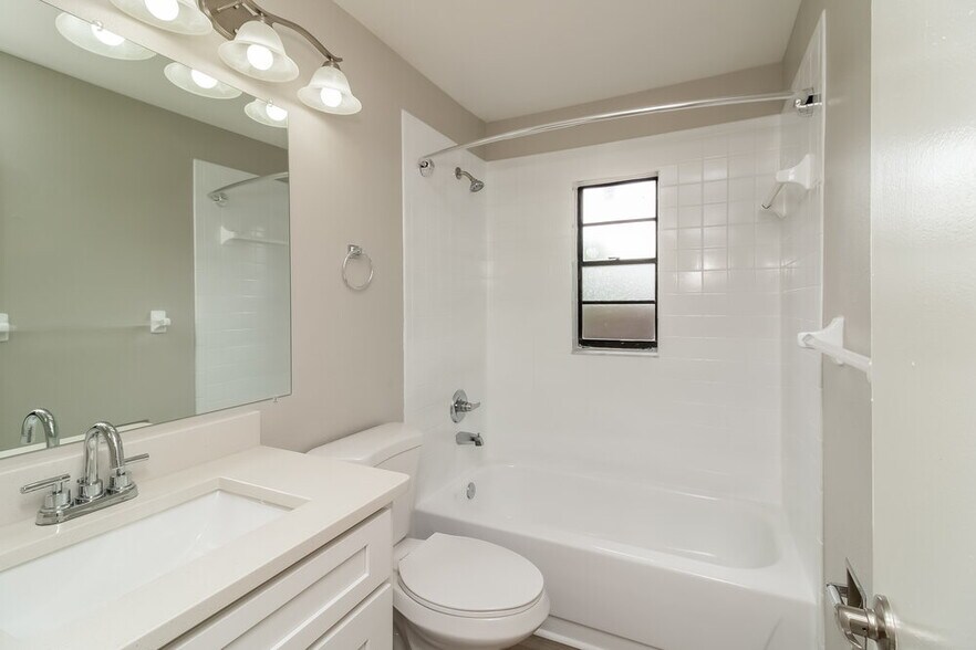 Building Photo - 831 Sunridge Point Dr