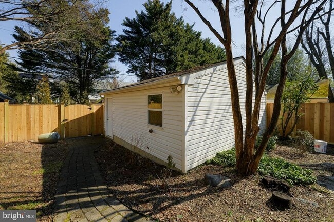 Building Photo - 5717 Chevy Chase Pkwy NW