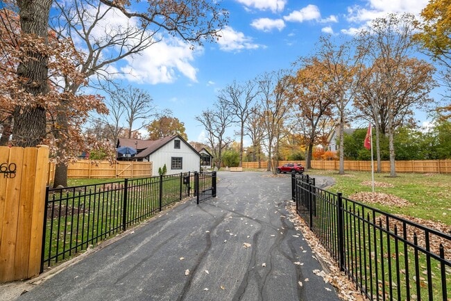 Building Photo - 15160 W Oak Spring Rd