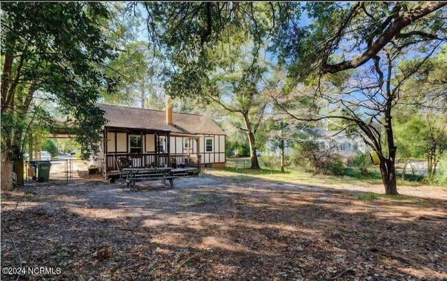 Building Photo - 323 Pine Grove Dr