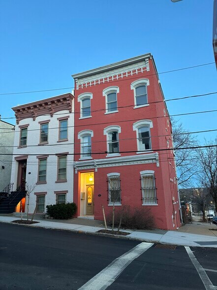 Building Photo - 118 Philip St