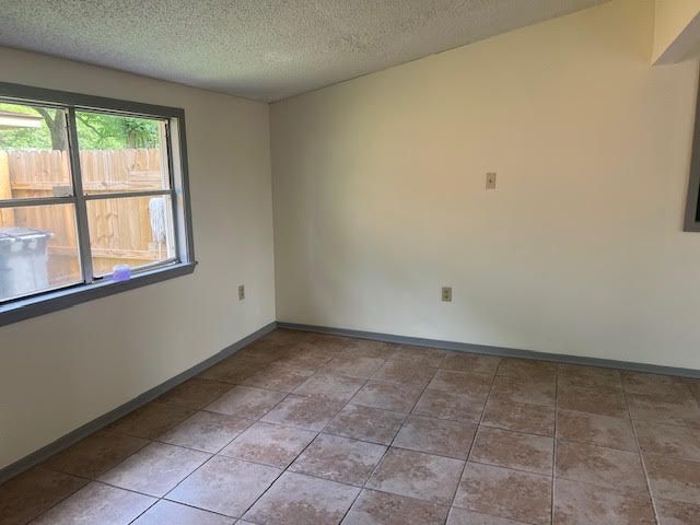 Building Photo - 2464 Kensington Dr