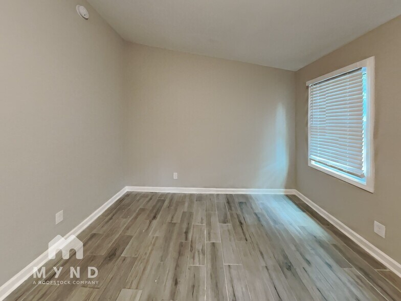 Building Photo - 467 Camelot Pkwy
