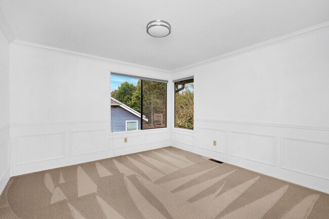 Building Photo - Open 3 Bedroom in Nice Neighborhood Close to Everything