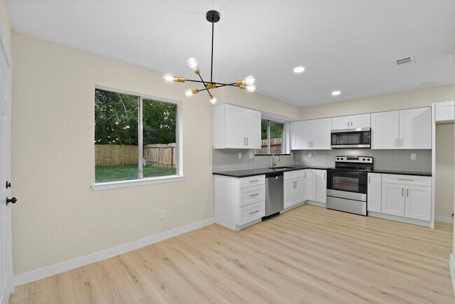 Building Photo - 2322 Aprilmont Dr