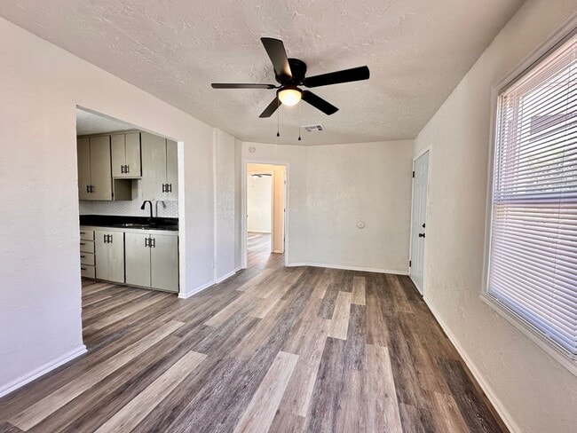 Building Photo - Newly Remodeled Home with Move-In Special!