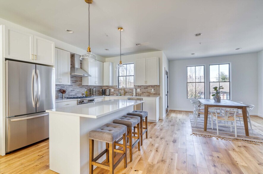 Building Photo - 512 NE 56th Ave