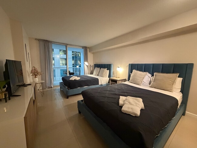 Building Photo - 1 SE 12th St