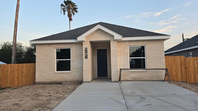Primary Photo - 15738 Palm Vista Dr