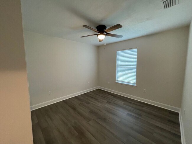 Building Photo - Newer 3/2 in Turkey Creek!