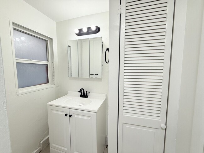 Building Photo - Charming 1 Bedroom 1 Bathroom Apartment *M...