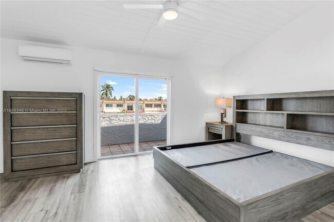 Building Photo - 3827 NE 166th St