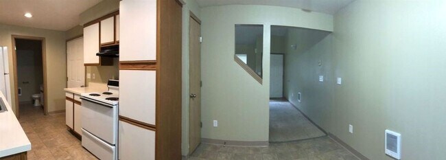 Building Photo - Large 2 bed 1.5bath townhouse with Garage
