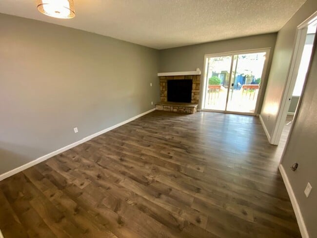 Building Photo - 447 S Memphis Way