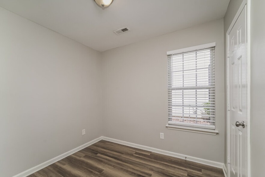 Building Photo - 2733 Fairstone Ave