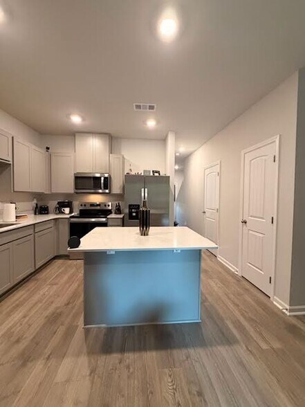 Building Photo - 1030 Keyes Pl