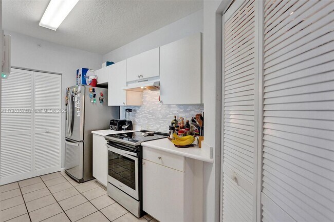Building Photo - 3020 NE 32nd Ave