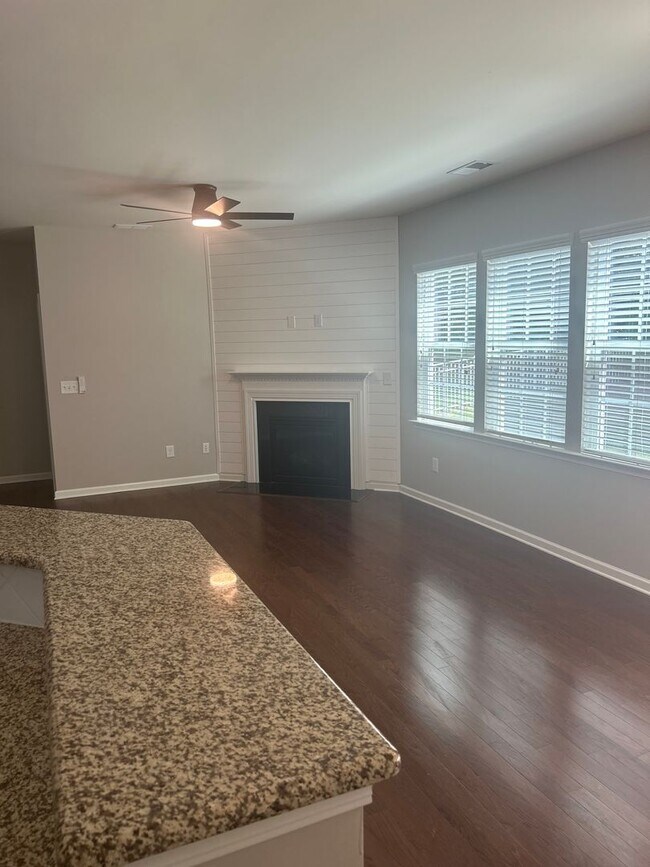 Building Photo - Welcome to this move-in ready, spacious ho...