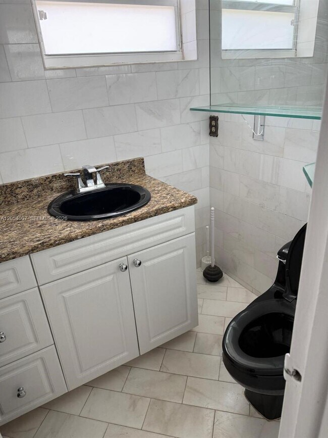 Building Photo - 1333 E Hallandale Beach Blvd