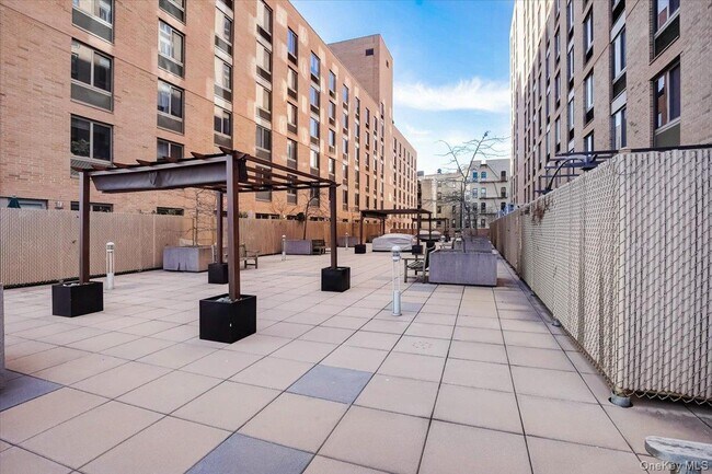 Building Photo - 300 W 135th St