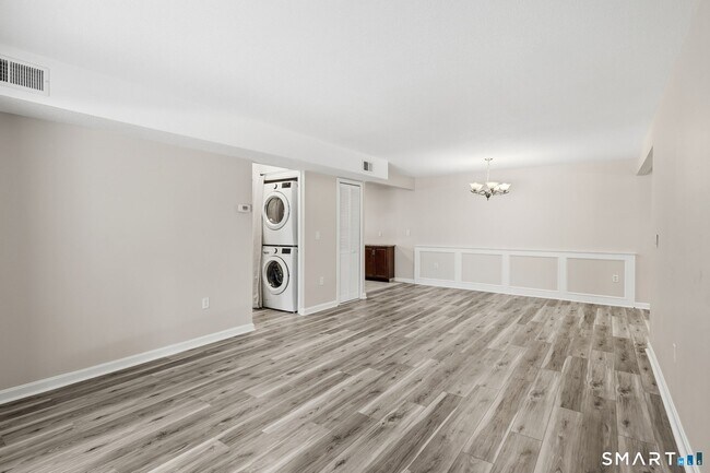 Building Photo - 808 Twin Circle Dr