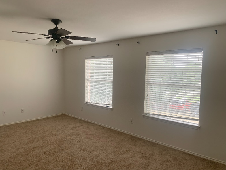 Building Photo - 3204 Paradise Valley Dr