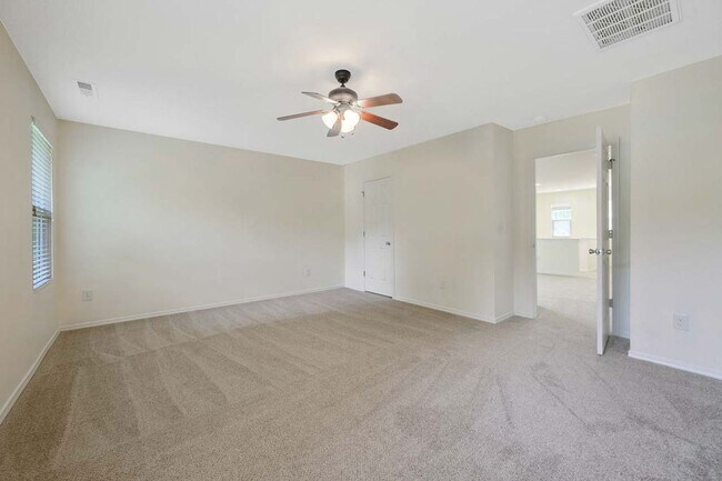 Building Photo - 3 Bedroom Open Concept with Enough Room fo...