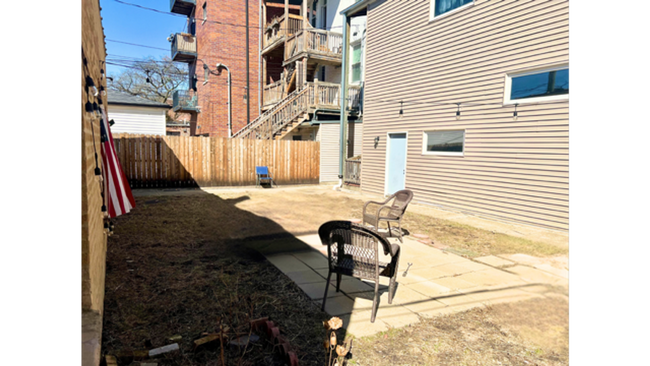 Building Photo - Amazing North Center 3 Bed / 1 Bath Unit Ready 4/2026! Hardwood Floors Throughout!